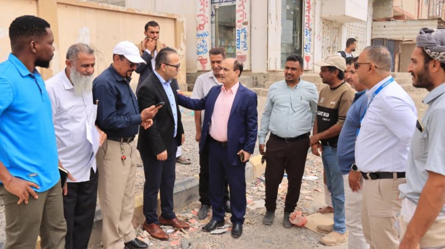 مدير عام دارسعد وممثل مفوضية اللاجئين بعدن يدشنان تسليم مشروع إنشاء شبكة تصريف مياه الامطار والمياه الركده للجهة المنفذة