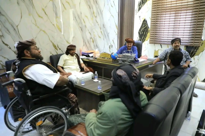 مدير عام مطار الغيضة الدولي يناقش سبل التعاون المشترك مع صندوق النظافة والتحسين