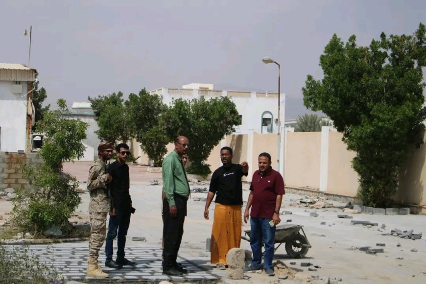 مدير عام المكلا يتفقد نسب الإنجاز في مشروع رصف ساحات كلية التمريض