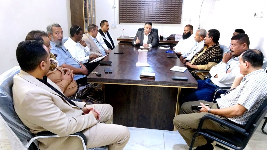 اجتماع في أبين برئاسة الأمين العام للمجلس المحلي يناقش أوضاع الاستثمار العقاري.