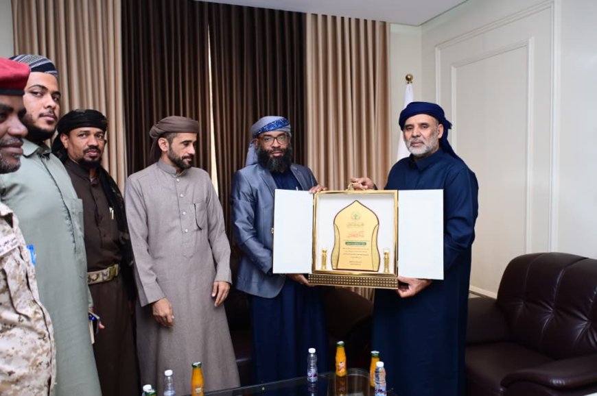 ‏تقديراً لجهود وتضحيات قوات "درع الوطن".. الامين العام لمجلس حضرموت الوطني عصام الكثيري يُكرّم قائد الفرقة الثانية اللواء فهد بامؤمن