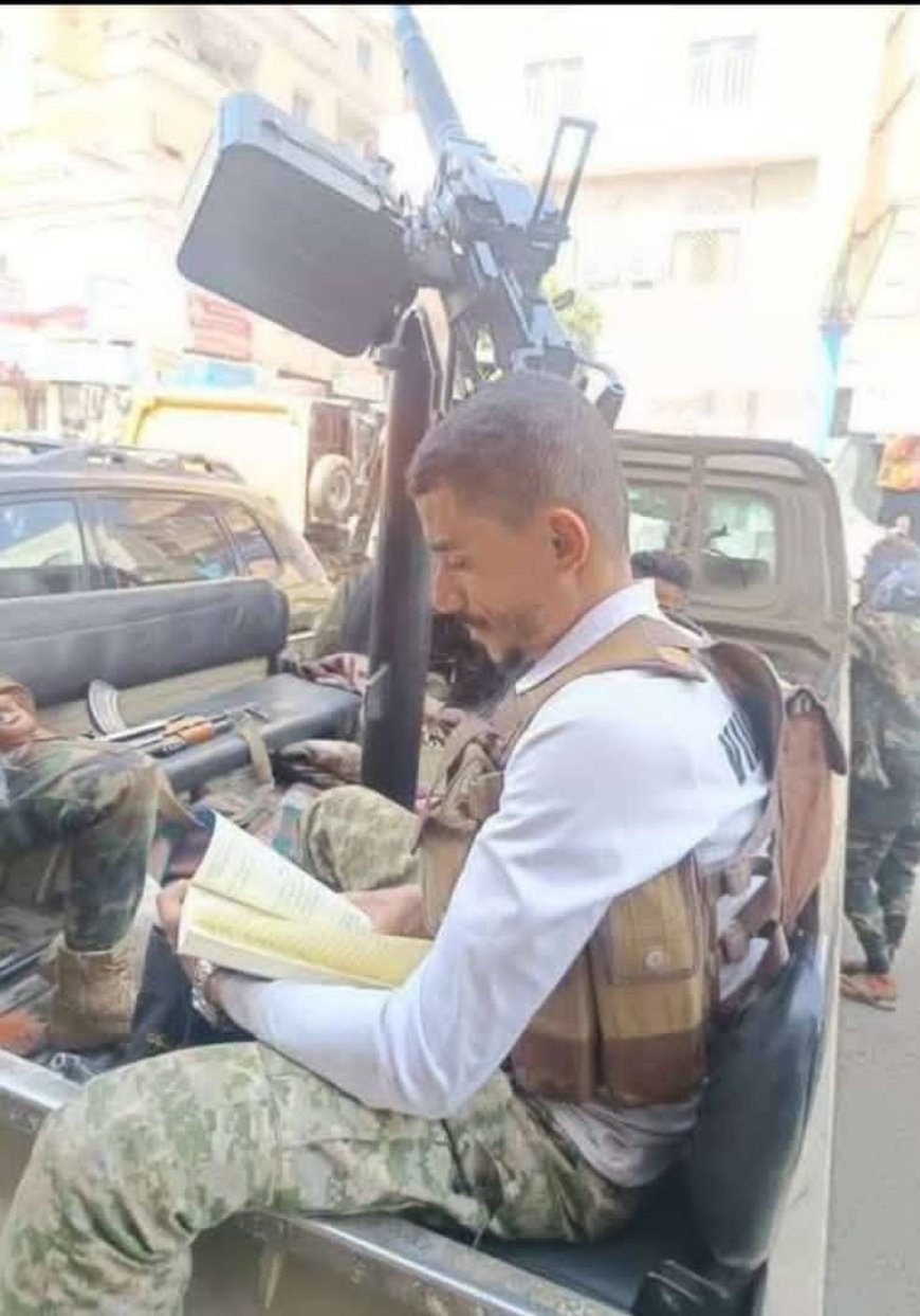 تعز...بندقية بيده وكتاب بالأخـرى..  صورة جندي يذاكـر دروسه أثناء الواجب تجتاح منصات التواصل الاجتماعي.