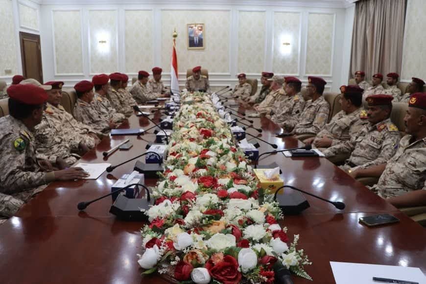 نائب رئيس هيئة الأركان العامة يترأس لقاءً عسكريًا لمناقشة تنفيذ التوجيهات العليا واستكمال الخطة الأمنية بعدن