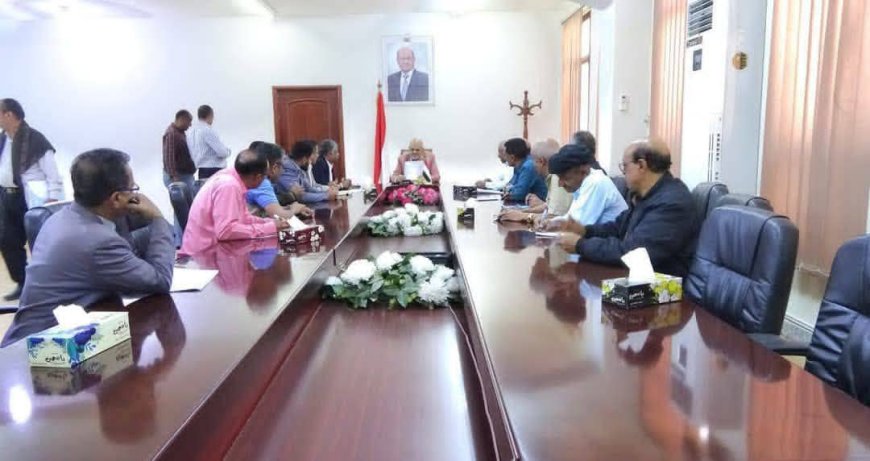 محافظ تعز يناقش مع برنامج الغذاء العالمي آلية اعتماد وتوزيع السلال الغذائية.