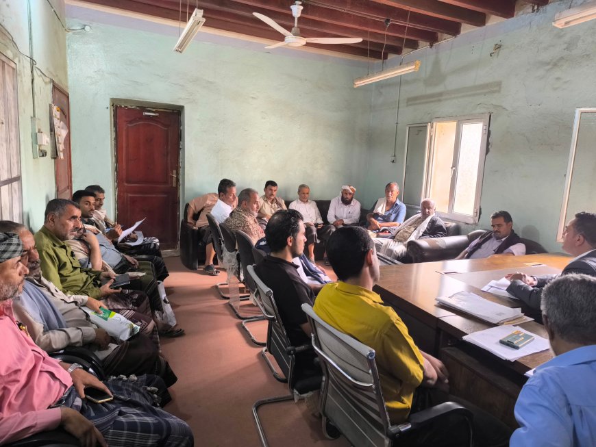 تنفيذي ردفان يستعرض تقارير 2025 ويؤكد تعزيز الإيرادات والعمل المشترك للنهوض بالمديرية