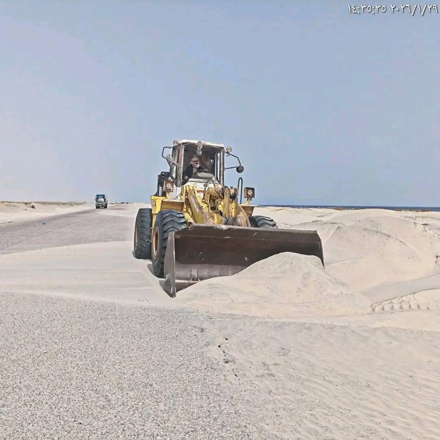 صندوق صيانة الطرق يواصل تمويل أعمال إزالة الرمال من طريق عرقه – عين مامعبد في شبوة