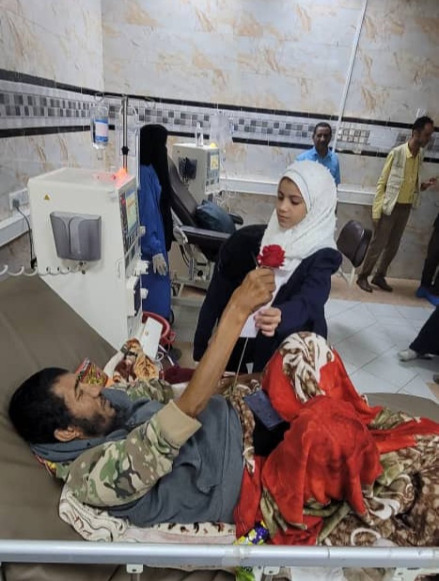 باقات ورد ورسائل أمل من طلاب الضالع لمرضى مركز الغسيل الكلوي
