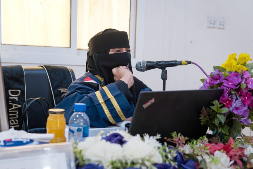 خريجو قسم اللغة الإنجليزية يهنئون الدكتورة أمل محمد فرحان بنيل الدكتوراه