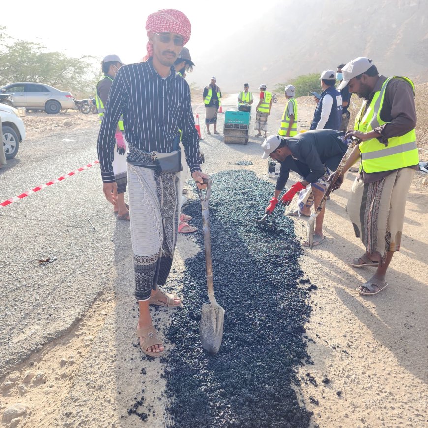 نادي شباب المتطوعين بمديرية رخية يواصل مبادرة ردم الحفريات في الخط العام بدعم من فاعلي الخير