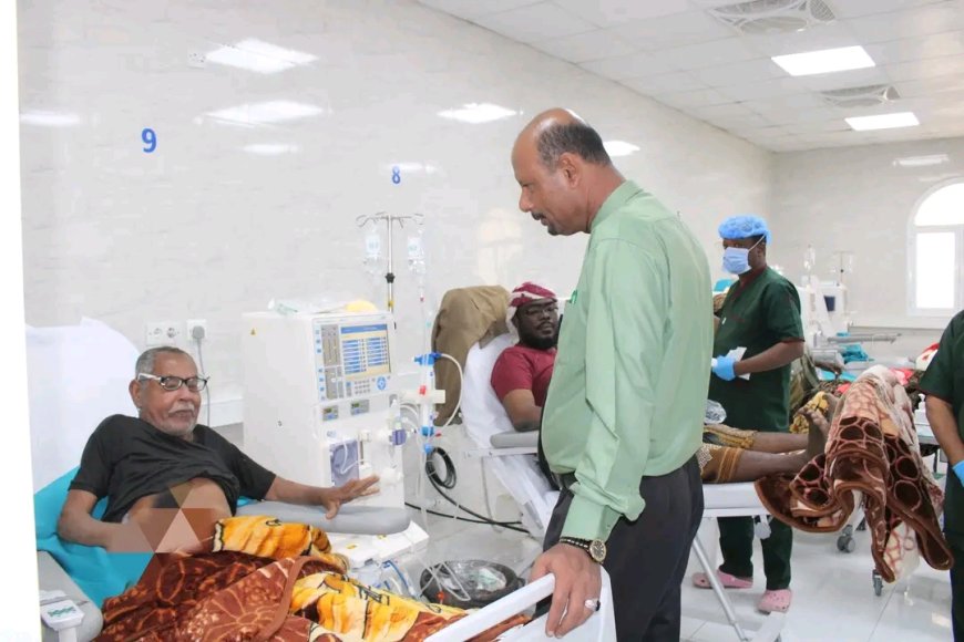 مدير عام مديرية مدينة المكلا يتفقد سير العمل بمركز غسيل الكلى بمنطقة "فوه"