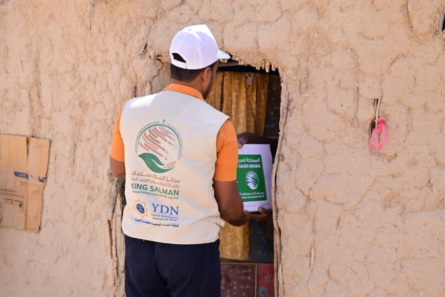 مركز الملك سلمان للإغاثة والأعمال الإنسانية يواصل تنفيذ مشروع توزيع مساعدات التمور في مديرية السوم بحضرموت الوادي