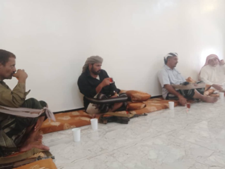 الوكيل القميشي والشيخ يسلم بجنف يقدمان واجب العزاء للشيخ باحنحن في وفاة خاله