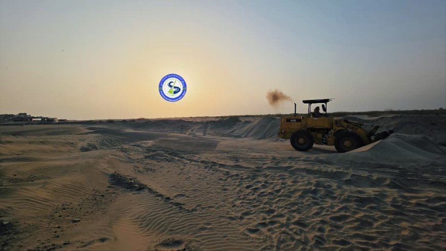 صندوق النظافة بأبين يزيح الكثبان الرملية ويعيد فتح طريق كورنيش الشيخ عبدالله