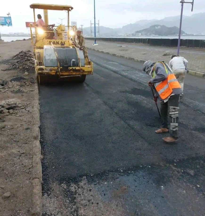 سفلتة تعيد الأمان للطريق البحري بعدن وتحدّ من مخاطر الحوادث