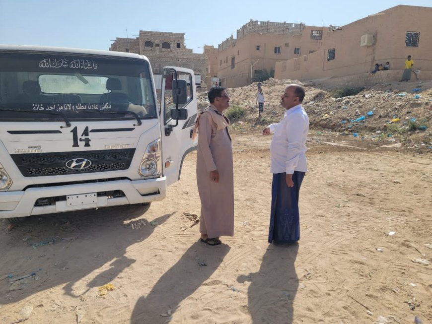 مدير عام تريم ومديرا مكتبي الأشغال والنظافة يتفقدون الأعمال الجارية لتصفية وتهذيب مضمار سباق الهجن