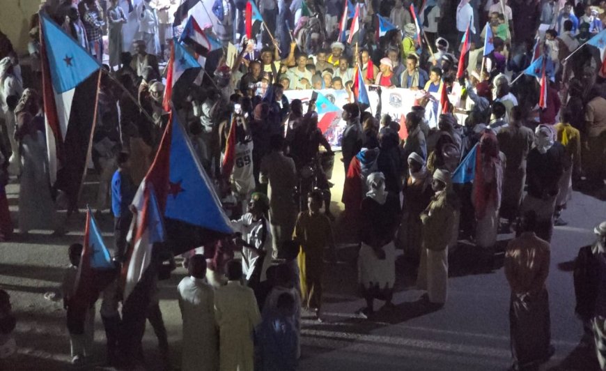 مسيرة جماهيرية حاشدة في بور بسيئون تؤكد دعم الرئيس الزُبيدي وترفض الوصاية السعودية واستهداف المجلس الانتقالي