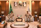 وزير الدفاع يبحث مع قائد القوات المشتركة تعزيز التعاون العسكري ودعم استعادة الدولة