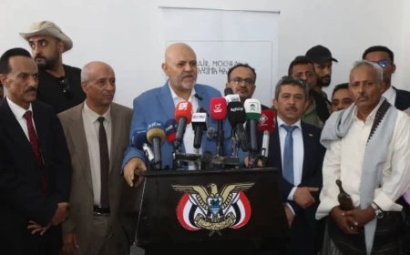 محافظ تعز يدشن أول رحلة لطيران الخطوط الجوية اليمنية من مطار المخا الدولي.