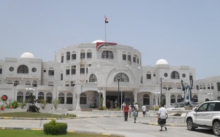 شخصيات اجتماعية ومحامون يدينون وتستنكرون اقتحام وتخريب صحيفة عدن الغد والاعتداء المسلح على موظفيها