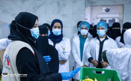 طلاب كلية الطب يطلعون على آلية العمل في المطبخ الصحي المدرسي بعدن