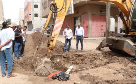 مدير عام مؤسسة مياه عدن يطلع على مستوى إنجاز مشروع تركيب خطوط الصرف الصحي في بلوك (10) بالمنصورة