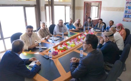 أمين عام شبوة يناقش مع فريق مؤسسة الكهرباء سبل معالجة إشكاليات الطاقة ويصادق على اتفاقية توريد منظومة عدادات إلكترونية حديثة