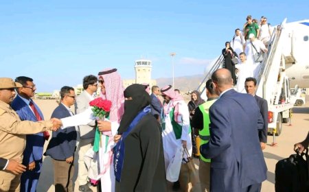 بإشراف القائم بأعمال وزير النقل.. مطار سقطرى يستقبل أولى رحلات الخط الدولي الجديد بين جدة وسقطرى