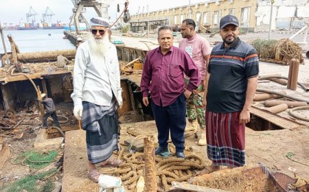 رئيس هيئة مصائد خليج عدن يتفقد أعمال انتشال السفن بميناء الاصطياد بعدن