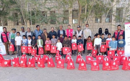 جمعية الهلال الأحمر اليمني فرع شبوة تدشّن توزيع الهدية الغذائية لطلاب مديرية الصعيد
