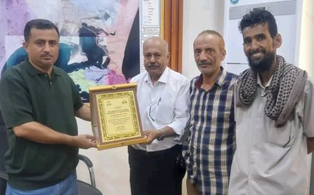 الهيئة الإدارية للجمعية التعاونية السكنية لموظفي كهرباء تكرم الأستاذ سالم الوليدي بدرع الجمعية