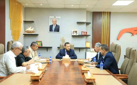 محافظ عدن يبحث مع رئيس الغرفة التجارية تعزيز الشراكة الاقتصادية وإنشاء صندوق استثماري لدعم العاصمة