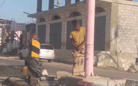 مهندسو الإنارة في صندوق النظافة والتحسين يبذلون جهوداً صامتة في أبين