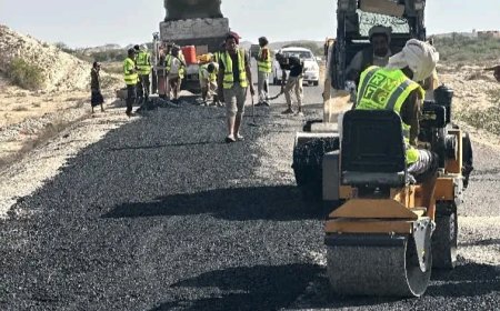 بتوجيهات المحافظ بن الوزير.. تدشين أعمال صيانة وإعادة تأهيل طريق مديرية رضوم بالمحافظة