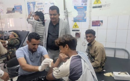 مدير مكتب الصحة بقعطبة الدكتور عبدالغني يزور المرضى بمستشفى السلام بالمديرية