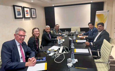 محافظ المهرة يلتقي فريق مكتب المبعوث الأممي الخاص إلى اليمن ويستعرض خصوصية المحافظة وأوضاعها العامة