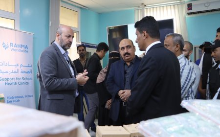 تربية ساحل حضرموت تتسلم أجهزة ومستلزمات طبية لعيادات الصحة المدرسية مقدمة من منظمة رحمة حول العالم