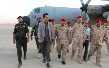 الوكيل الجيلاني يستقبل قائد المنطقة العسكرية الثانية فور وصوله إلى مطار الريان قادما من المملكة العربية السعودية