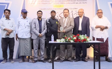السلطة المحلية ومكتب وزارة الشباب والرياضة يكرمان اتحاد حضرموت لصعوده للدرجة الأولى