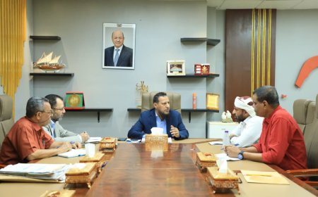 محافظ عدن يناقش مع مدير عام مكتب الواجبات الزكوية آليات تعزيز الإيرادات وتحسين الأداء