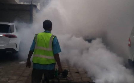 تواصل حملات الرش الضبابي ومكافحة الكلاب الضالة في عدد من احياء مديرية صيرة بعدن