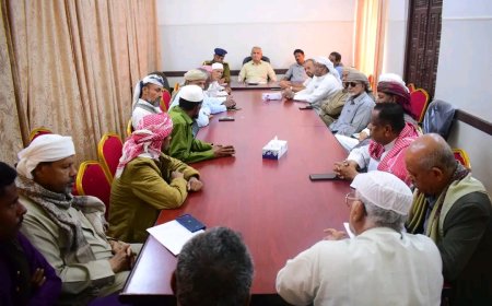 بتوجيهات العميد بن حبيش.. مكتب شؤون الأحياء المجتمعية بشرطة الوادي والصحراء يعقد اجتماعاً موسعاً مع عقال أحياء سيئون لتعزيز الأمن والاستقرار