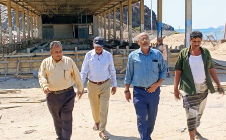 بتوجيهات الوزير السقطري.. رئيس هيئة مصائد خليج عدن يتفقد سير العمل في مركز إنزال فقم السمكي