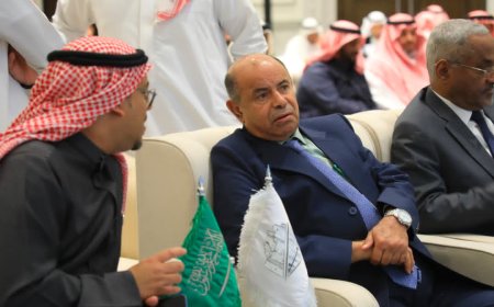 عضو مجلس القيادة الرئاسي محافظ حضرموت يدعو رجال المال و الأعمال إلى الاستثمار في حضرموت