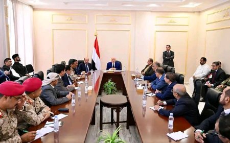 رئيس مجلس القيادة يشيد بدور أبناء محافظة الضالع في ردع المشروع الإمامي والدفاع عن النظام الجمهوري