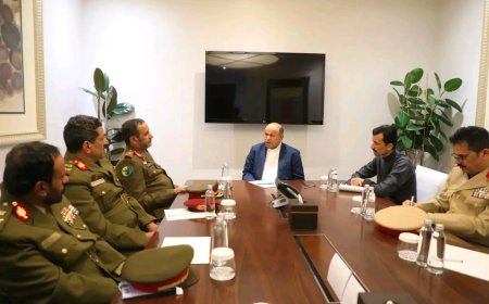 عضو مجلس القيادة الرئاسي محافظ حضرموت يلتقي برئاسة هيئة الأركان العامة بوزارة الدفاع