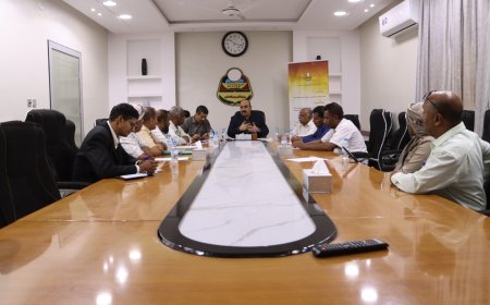 مدير تربية ساحل حضرموت يناقش القضايا التربوية والتعليمية في مديريتي غيل باوزير وغيل بن يمين