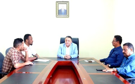 اجتماع الأمين العام للمجلس المحلي بأبين مع منظمة كير العالمية لمناقشة أزمة تقليص المساعدات الغذائية واستبعاد 4 مديريات