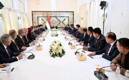 رئيس مجلس القيادة يرأس أول اجتماع للحكومة الجديدة: صناعة النموذج وهزيمة الانقلاب والشراكة مع المملكة أهم أولويات المرحلة