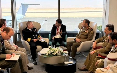 رئيس هيئة الأركان يبحث مع كبير المستشارين العسكريين البريطانيين سبل تعزيز التعاون العسكري