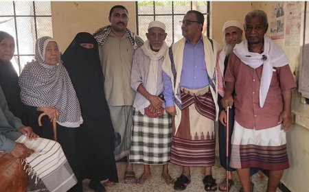 للسنة الخامسة على التوالي.. طلاب سابقون بأبين يكرمون معلميهم بعد عشرات السنين